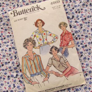 Może przedstawiać: Vintage wykrojnik Butterick, rozmiar 10 biust (83cm). Wykrojnik zawiera ilustracje bluzek damskich o różnych wzorach, w tym kwiatowych, w paski i gładkich. Wykrojnik jest przeznaczony do dzianin o umiarkowanej rozciągliwości.