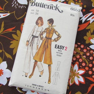 Puede incluir: Un patrón de costura vintage para un mono de pierna ancha. El patrón es de Butterick, talla 14, pecho 91 cm, y tiene el número 6053. El patrón está etiquetado como "Easy 2" y tiene dos piezas principales.