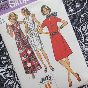 Puede incluir: Patrón de costura vintage con tres diseños de vestidos. El patrón incluye un vestido largo rojo con flores, un vestido blanco con lunares y un vestido rojo con cinturón. El patrón está etiquetado como "5668 Simple" e indica una medida de busto de 86 cm.