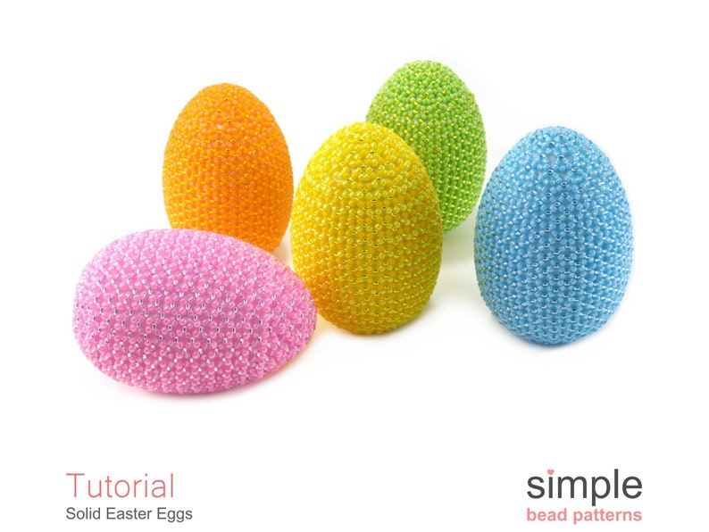 Puede incluir: Cinco huevos de Pascua de cuentas en diferentes colores: rosa, amarillo, verde, naranja y azul. Los huevos est&aacute;n dispuestos en una fila sobre un fondo blanco.