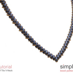 Puede incluir: Un collar hecho con cuentas negras y azules en un patrón de chevron. El collar está hecho con pequeñas cuentas doradas entre las cuentas más grandes. El collar se llama "Half Tila V-Neck" y es un tutorial de "simple bead patterns".