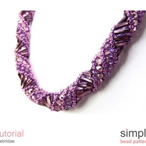以下が含まれることがあります： 螺旋状のデザインの紫色のビーズネックレスのクローズアップ。ネックレスは、キラキラと輝く効果を生み出す小さなファセットビーズで作られています。