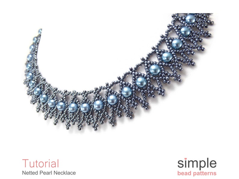 Puede incluir: Un primer plano de un collar de cuentas con un dise&ntilde;o delicado e intrincado. El collar est&aacute; hecho con cuentas peque&ntilde;as de color gris oscuro y cuentas m&aacute;s grandes de color azul claro. El collar es de estilo gargantilla y es perfecto para agregar un toque de elegancia a cualquier atuendo.