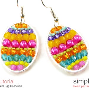 Puede incluir: Un par de pendientes con forma de huevo de Pascua con un marco transparente, llenos de cuentas de colores. Las cuentas est&aacute;n dispuestas en franjas horizontales de amarillo, rosa, naranja, azul y morado. Los pendientes tienen ganchos plateados. El texto "Tutorial" y "Easter Egg Collection" es visible.