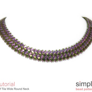 Op de afbeelding: Een paarse en groene kralenketting met een breed rond halsontwerp. De ketting is gemaakt van kleine vierkante kralen en is een eenvoudig kralenpatroon.