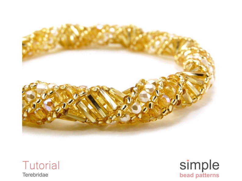 以下が含まれることがあります： ねじれたデザインの金色のビーズブレスレット。ブレスレットは、小さな透明なビーズと大きな金色のビーズで作られています。