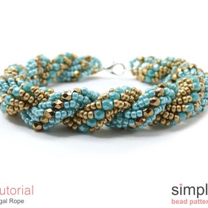 Op de afbeelding: Een armband van turquoise en gouden kralen in een gedraaid touwontwerp, met een zilveren sluiting. De afbeelding toont de tekst "Tutorial Regal Rope" en "simple bead patterns". De armband is gemaakt van kleine kralen.