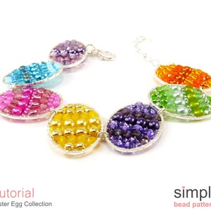 Puede incluir: Un brazalete de cuentas de colores con cuentas ovaladas en varios colores, incluyendo morado, azul, rosa, amarillo, naranja y verde. Las cuentas est&aacute;n conectadas por eslabones plateados. Parte del tutorial "Colecci&oacute;n Huevos de Pascua".
