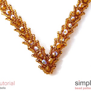 Puede incluir: Un primer plano de un collar de cuentas doradas con un dise&ntilde;o en forma de V. El collar est&aacute; hecho con cuentas peque&ntilde;as y redondas y tiene un brillo sutil. El collar est&aacute; sobre un fondo blanco. Tutorial Valbella simple bead patterns