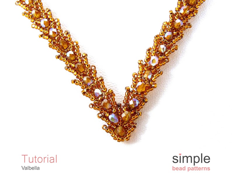 Puede incluir: Un primer plano de un collar de cuentas doradas con un dise&ntilde;o en forma de V. El collar est&aacute; hecho con cuentas peque&ntilde;as y redondas y tiene un brillo sutil. El collar est&aacute; sobre un fondo blanco. Tutorial Valbella simple bead patterns