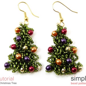 Pode incluir: Um par de brincos de árvore de Natal de contas verdes com contas vermelhas, laranja e roxas. Os brincos estão pendurados em ganchos dourados.