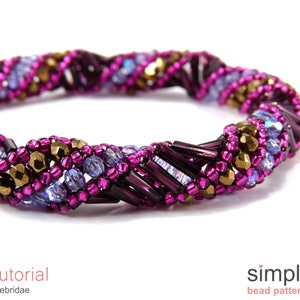 以下が含まれることがあります： ねじれたデザインのビーズブレスレットのクローズアップ。ブレスレットは、パープル、ゴールド、クリアのビーズで作られています。