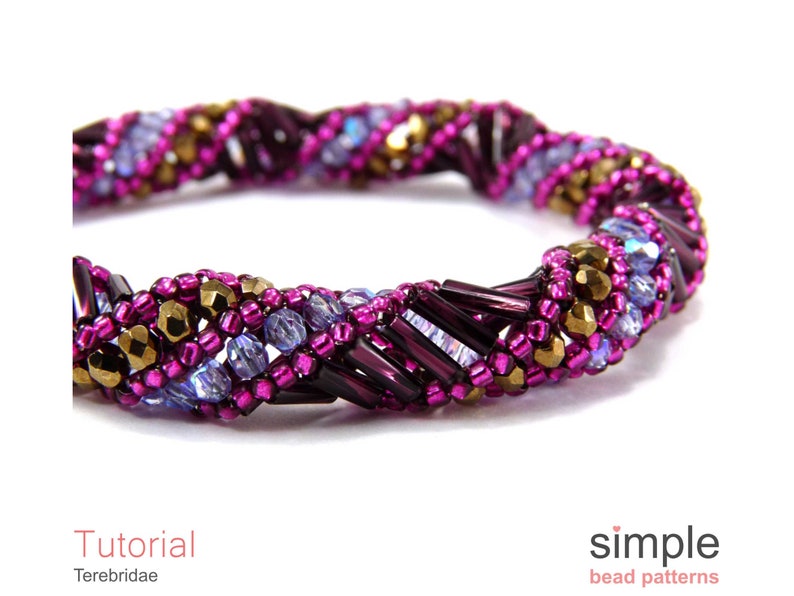 以下が含まれることがあります： ねじれたデザインのビーズブレスレットのクローズアップ。ブレスレットは、パープル、ゴールド、クリアのビーズで作られています。