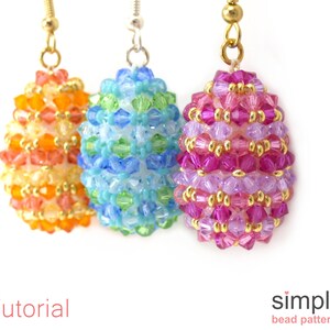 Pu&ograve; includere: Tre orecchini a forma di uovo in perle di diversi colori. Gli orecchini sono realizzati con piccole perle in tonalit&agrave; di arancione, blu e rosa. Gli orecchini sono appesi a ganci per orecchini dorati.