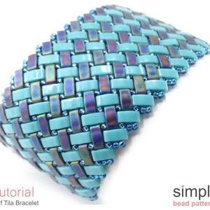 Peut inclure: Un bracelet en perles turquoise et violettes réalisé avec des perles mi-tila. Le bracelet est tissé en motif de panier. Le bracelet est un projet de bricolage avec des instructions disponibles sur le site Web "simple bead patterns".