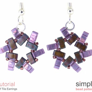 Op de afbeelding: Een paar zilveren oorbellen met een stervormig ontwerp gemaakt met paarse en bruine kralen. De oorbellen worden "Half Tila Earrings" genoemd en zijn een tutorial van "simple bead patterns".