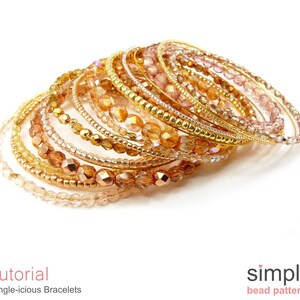Pu&ograve; includere: Un mucchio di braccialetti con perline dorate, oro rosa e trasparenti. I braccialetti sono realizzati con perline di diverse dimensioni e sono disposti in un motivo sfumato. I braccialetti sono su uno sfondo bianco. Tutorial: Bangle-icious Bracelets. simple bead patterns.