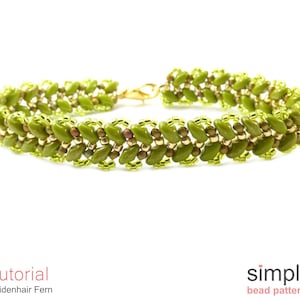 Peut inclure: Un bracelet en perles vertes avec un fermoir doré. Le bracelet est fait de petites perles vertes en forme de feuille. Le bracelet s'appelle "Maidenhair Fern" et est un motif de perles simple.