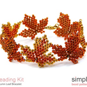 Pu&ograve; includere: Un braccialetto di perline con un design di foglie autunnali in tonalit&agrave; di arancio, oro e marrone. Il braccialetto &egrave; realizzato con piccole perline a seme e ha una chiusura a moschettone.  "Beading Kit Autumn Leaf Bracelet" e "simple bead patterns" sono scritti sotto il braccialetto.