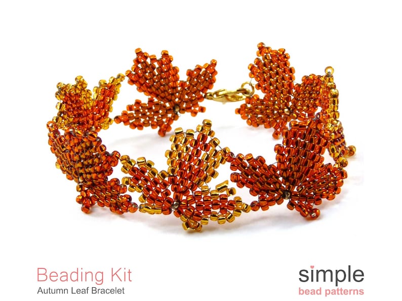Pu&ograve; includere: Un braccialetto di perline con un design di foglie autunnali in tonalit&agrave; di arancio, oro e marrone. Il braccialetto &egrave; realizzato con piccole perline a seme e ha una chiusura a moschettone.  "Beading Kit Autumn Leaf Bracelet" e "simple bead patterns" sono scritti sotto il braccialetto.