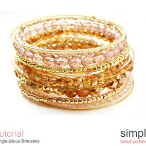 Pu&ograve; includere: Un set di braccialetti con perline dorate e rosa. I braccialetti sono impilati uno sopra l'altro e sono realizzati con piccole perline rotonde. I braccialetti sono un gioiello popolare per le donne.