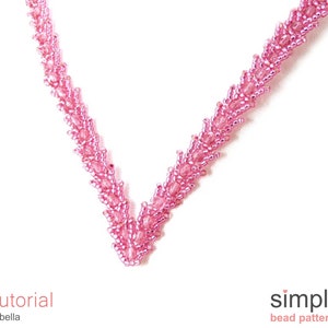 Puede incluir: Un primer plano de un collar de cuentas rosadas con un dise&ntilde;o en forma de V. El collar est&aacute; hecho con cuentas peque&ntilde;as y redondas que est&aacute;n enhebradas juntas en un patr&oacute;n repetitivo. El collar es un dise&ntilde;o simple y elegante que ser&iacute;a perfecto para cualquier ocasi&oacute;n.