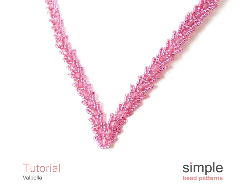 Puede incluir: Un primer plano de un collar de cuentas rosadas con un dise&ntilde;o en forma de V. El collar est&aacute; hecho con cuentas peque&ntilde;as y redondas que est&aacute;n enhebradas juntas en un patr&oacute;n repetitivo. El collar es un dise&ntilde;o simple y elegante que ser&iacute;a perfecto para cualquier ocasi&oacute;n.