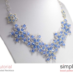 Può includere: Una collana a catena d'argento con perline di fiocco di neve di cristallo blu. La collana è su un espositore bianco. Il testo "Tutorial Frosted Necklace" è sotto la collana. Il testo "simple bead patterns" è sotto la collana.