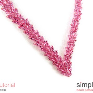 Puede incluir: Un collar de cuentas rosadas con un dise&ntilde;o en forma de V. El collar est&aacute; hecho con peque&ntilde;as cuentas de semillas y tiene un aspecto delicado y femenino.  Tutorial Valbella simple bead patterns.