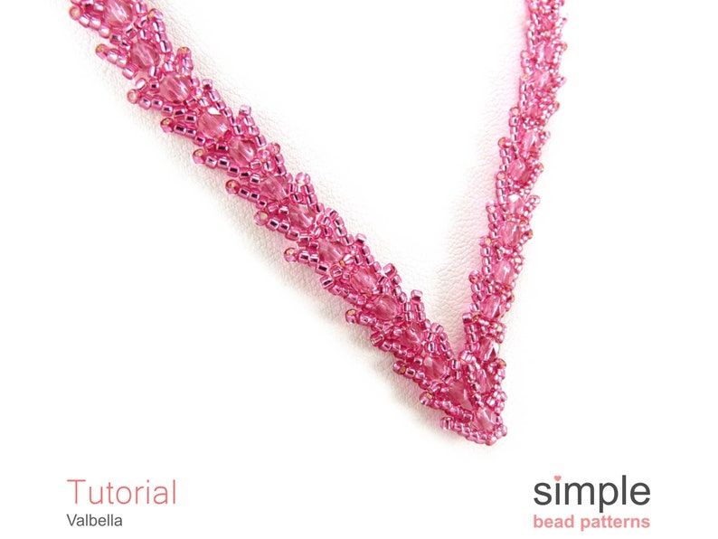 Puede incluir: Un collar de cuentas rosadas con un dise&ntilde;o en forma de V. El collar est&aacute; hecho con peque&ntilde;as cuentas de semillas y tiene un aspecto delicado y femenino.  Tutorial Valbella simple bead patterns.