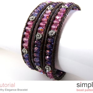 Può includere: Un braccialetto avvolgente in pelle multifilo con perline viola e rosa e ciondoli a forma di fiore argentati. Il braccialetto è avvolto attorno a una superficie bianca. Il testo "Tutorial" e "Earthy Elegance Bracelet" è sotto il braccialetto. Il testo "simple bead patterns" è sotto il braccialetto sul lato destro dell'immagine.
