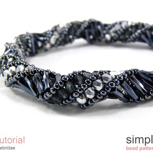以下が含まれることがあります： ねじれたデザインの黒と銀のビーズブレスレットのクローズアップ。ブレスレットは、小さな丸いビーズと大きな長方形のビーズで作られています。