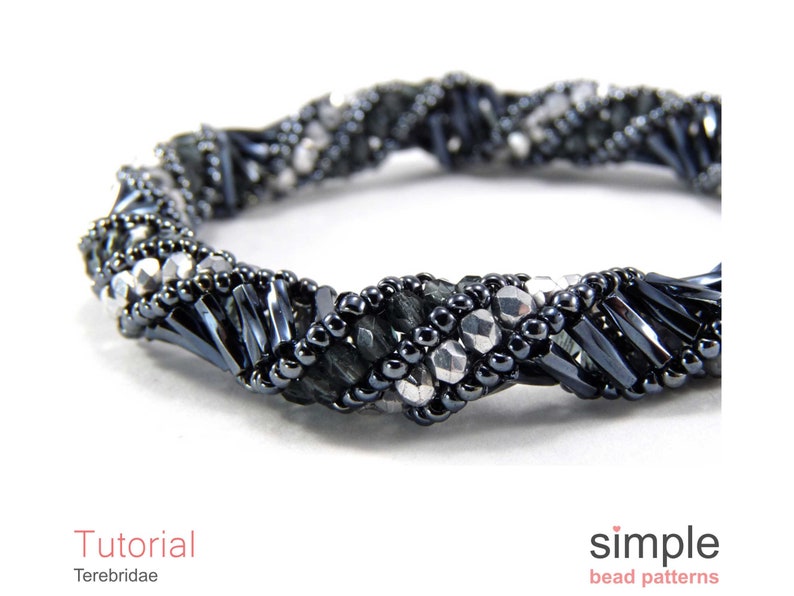 以下が含まれることがあります： ねじれたデザインの黒と銀のビーズブレスレットのクローズアップ。ブレスレットは、小さな丸いビーズと大きな長方形のビーズで作られています。