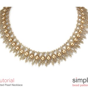 Puede incluir: Un collar de cuentas doradas con un patr&oacute;n de red y cuentas de perlas m&aacute;s grandes. El collar est&aacute; sobre un fondo blanco. El texto "Tutorial Netted Pearl Necklace" est&aacute; debajo de la imagen. El texto "simple bead patterns" est&aacute; debajo de la imagen en el lado derecho.