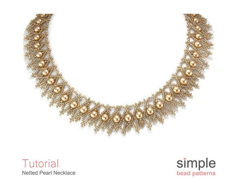 Puede incluir: Un collar de cuentas doradas con un patr&oacute;n de red y cuentas de perlas m&aacute;s grandes. El collar est&aacute; sobre un fondo blanco. El texto "Tutorial Netted Pearl Necklace" est&aacute; debajo de la imagen. El texto "simple bead patterns" est&aacute; debajo de la imagen en el lado derecho.