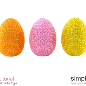 Puede incluir: Tres huevos de Pascua s&oacute;lidos hechos de cuentas. Los huevos son naranja, rosa y amarillo.