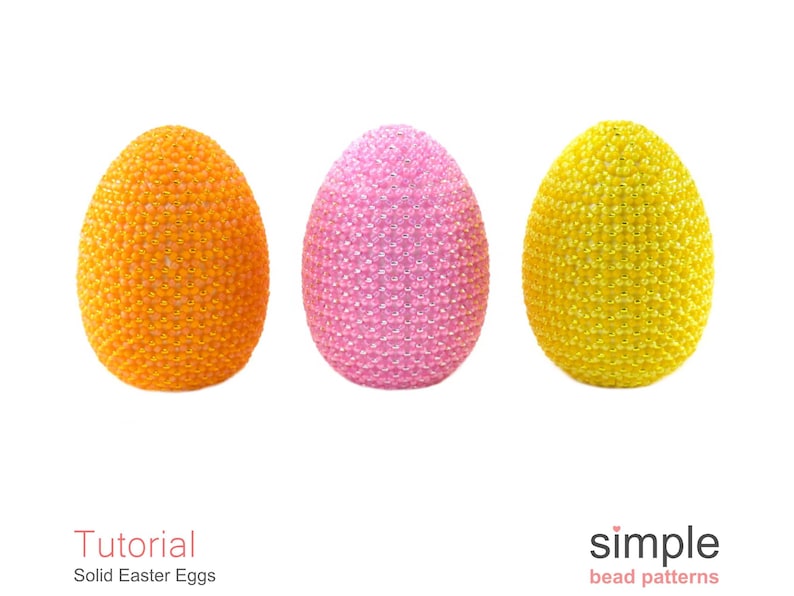 Puede incluir: Tres huevos de Pascua s&oacute;lidos hechos de cuentas. Los huevos son naranja, rosa y amarillo.