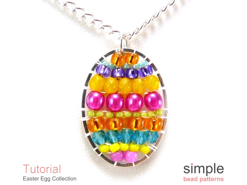 Puede incluir: Un collar con colgante de huevo de Pascua con cuentas y cadena plateada. El colgante en forma de huevo est&aacute; lleno de filas de cuentas de colores en tonos rosa, amarillo, naranja, verde, azul y morado. La palabra "Tutorial" est&aacute; impresa en la parte inferior izquierda.