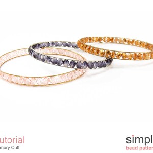 Könnte beinhalten: Drei goldene Drahtarmbänder mit unterschiedlich farbigen Perlen. Die Armbänder sind aus rosa, lila und orangefarbenen Perlen gefertigt.