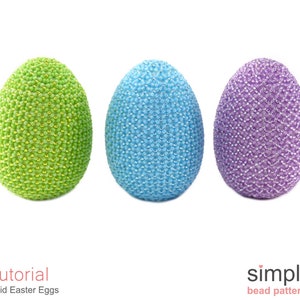 Könnte beinhalten: Drei feste Ostereier aus Perlen. Die Eier sind grün, blau und lila.