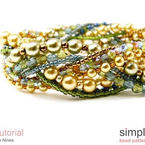 Könnte beinhalten: Nahaufnahme eines mehrreihigen Perlenarmbands mit goldenen, grünen und blauen Perlen. Das Armband besteht aus verschiedenen Perlengrößen und -formen, wodurch ein strukturiertes und filigranes Design entsteht. Das Armband ist ein schönes Beispiel für handgefertigten Schmuck.