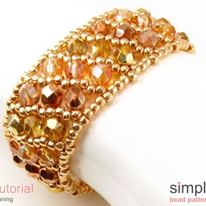 Op de afbeelding: Gouden en koperen kralen armband met een geometrisch patroon. De armband is gemaakt met kleine kraaltjes en grotere facetgeslepen kralen.  Tutorial: Leaning, simple bead patterns.