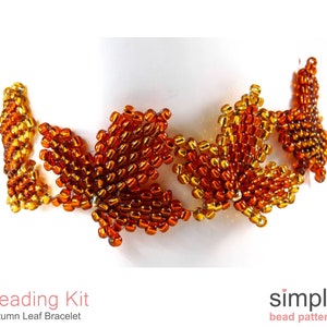 Pu&ograve; includere: Un braccialetto di perline con un design di foglie autunnali in tonalit&agrave; arancio e oro. Il braccialetto &egrave; realizzato con piccole perline a seme ed &egrave; un kit fai-da-te per la creazione di gioielli.