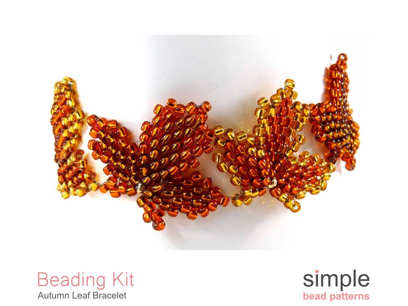 Pu&ograve; includere: Un braccialetto di perline con un design di foglie autunnali in tonalit&agrave; arancio e oro. Il braccialetto &egrave; realizzato con piccole perline a seme ed &egrave; un kit fai-da-te per la creazione di gioielli.