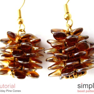以下が含まれることがあります： 金色のイヤリングで、茶色のガラスビーズで松ぼっくりのデザインが施されています。イヤリングは、小さな虹色のガラスビーズでできており、松ぼっくりに似せるために螺旋状に配置されています。イヤリングはシンプルでエレガントなデザインで、ホリデーシーズンに最適です。