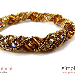 以下が含まれることがあります： 螺旋状のデザインのゴールドとブラウンのビーズブレスレットのクローズアップ。ブレスレットは、小さな丸いビーズと、より大きな長方形のビーズで作られています。