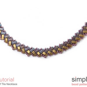 Puede incluir: Un primer plano de un collar de cuentas doradas y moradas. El collar está hecho con cuentas pequeñas y cuadradas y tiene un diseño simple y elegante. Las cuentas están dispuestas en un patrón repetitivo, creando una textura visualmente atractiva. El collar es un gran ejemplo de una pieza de joyería simple pero elegante.