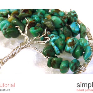 Peut inclure: Une sculpture d'arbre de vie en fil d'argent avec des perles vert turquoise. Les perles sont regroupées autour des branches de l'arbre, créant un aspect plein et luxuriant.