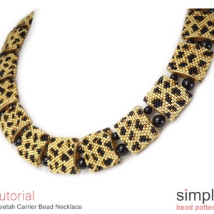 Op de afbeelding: Gouden en zwarte kralenketting met een luipaardprint. De ketting is gemaakt van kleine vierkante kralen en heeft een eenvoudig ontwerp.