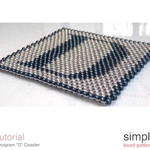 Posavasos con monograma de cuentas, patrón de posavasos con cuentas con la letra D, patrón y tutorial de abalorios con puntada peyote fácil, regalos con cuentas tejidas, P-00258